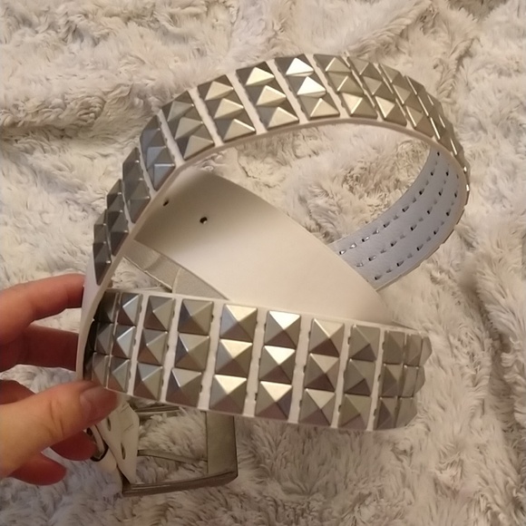 Men's White Belt Embellished with Brushed Silver Studs - Picture 2 of 4